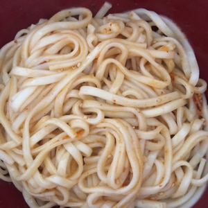 すぐ出来る。食べるラ-油とごまドレのタレうどん